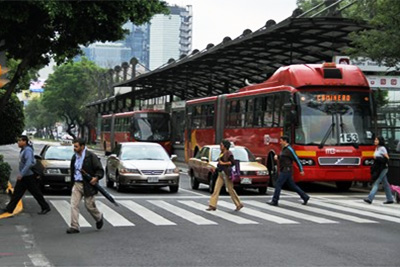 People crossing Avenida Insurgentes in Mexico City